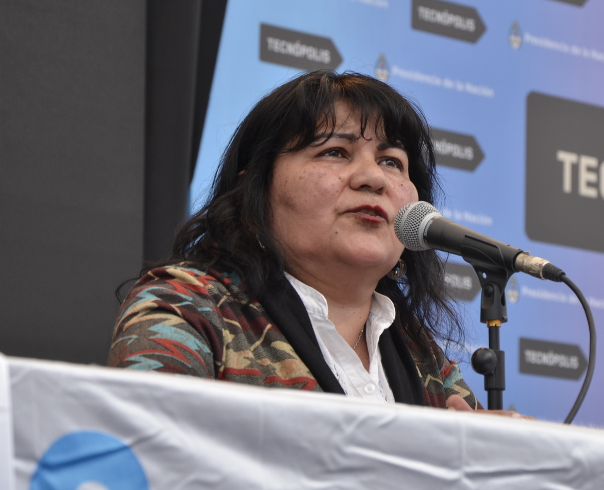 SILVIA ALMAZÁN JUNTO A VÍCTOR HUGO EN LA ESCUELA ITINERANTE