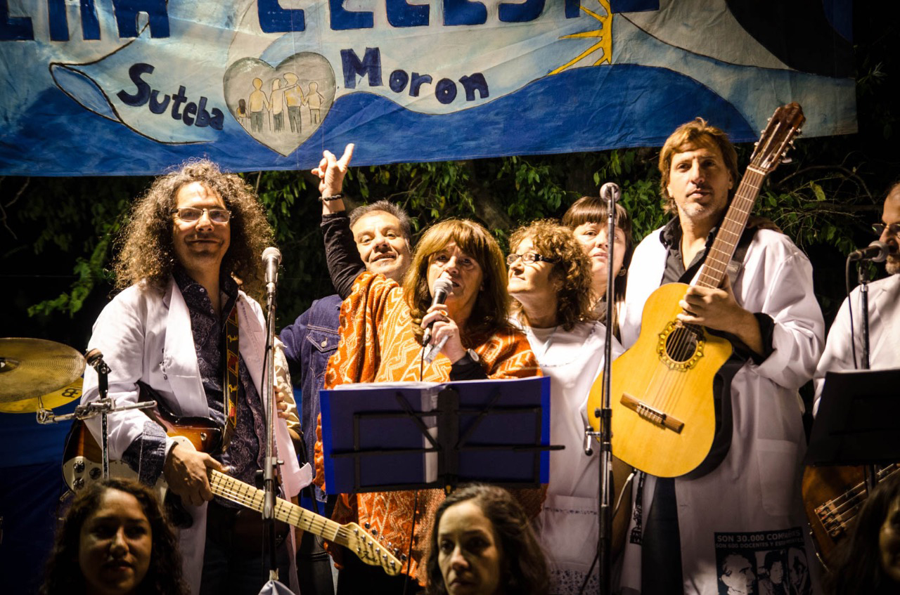 ALMA CELESTE CANTA POR LA PARITARIA NACIONAL