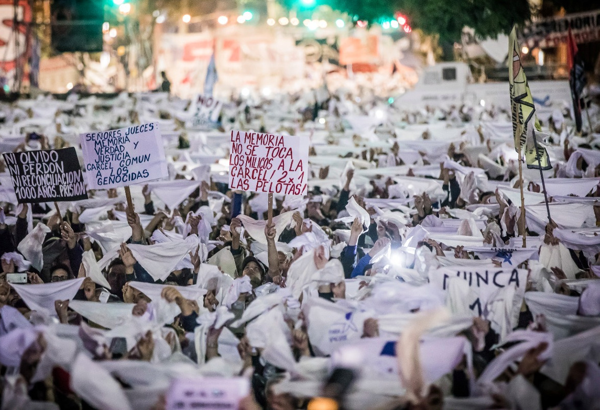 DE GUARDAPOLVO Y PAÑUELO DIJIMOS: ¡NO AL 2X1!