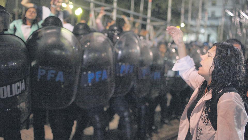 NOTA EN PÁGINA12 - EL PAÍS - "NO HUBO MOTIVO PARA JUSTIFICAR LOS GOLPES"