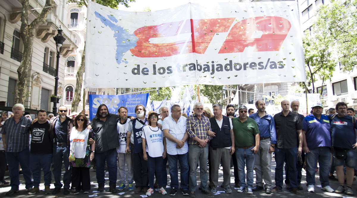 RESPONDIENDO A LA CONVOCATORIA DE LAS CENTRALES, MILES DE DOCENTES EN LA CALLE CONTRA LA REPRESIÓN Y EL AJUSTE