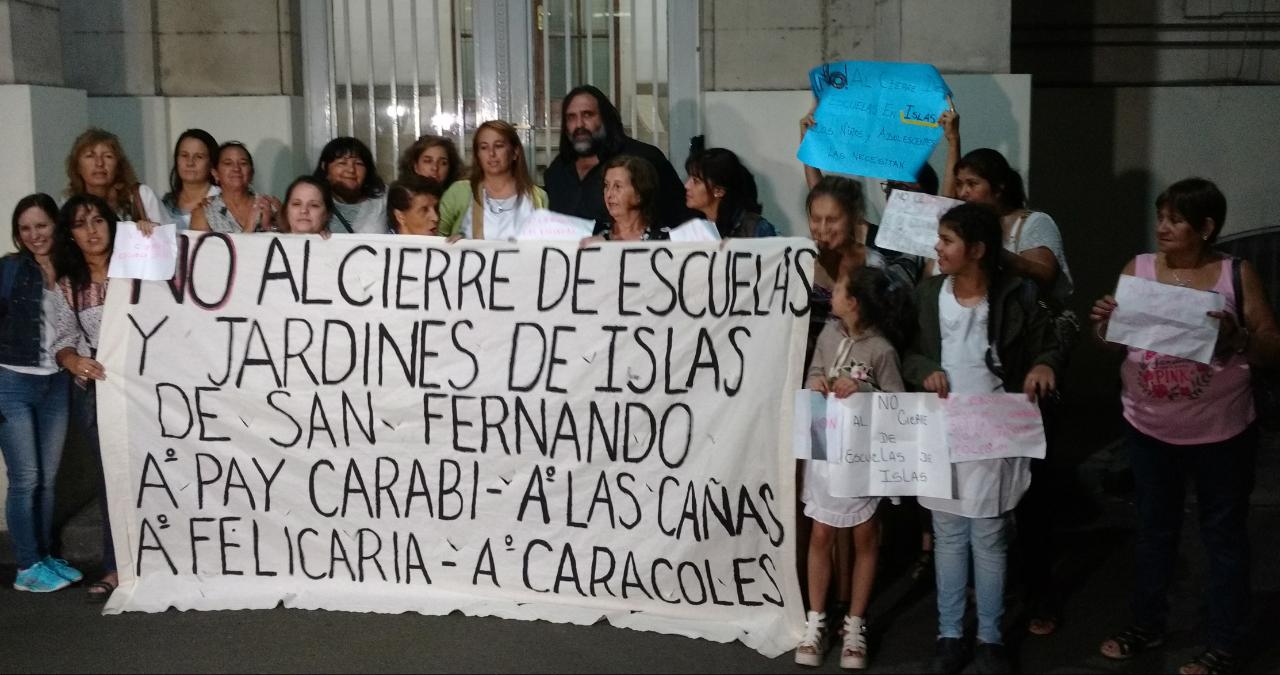 CON LÁGRIMAS EN LOS OJOS, FAMILIA, DOCENTES Y EL SINDICATO DEFIENDEN LAS ESCUELAS