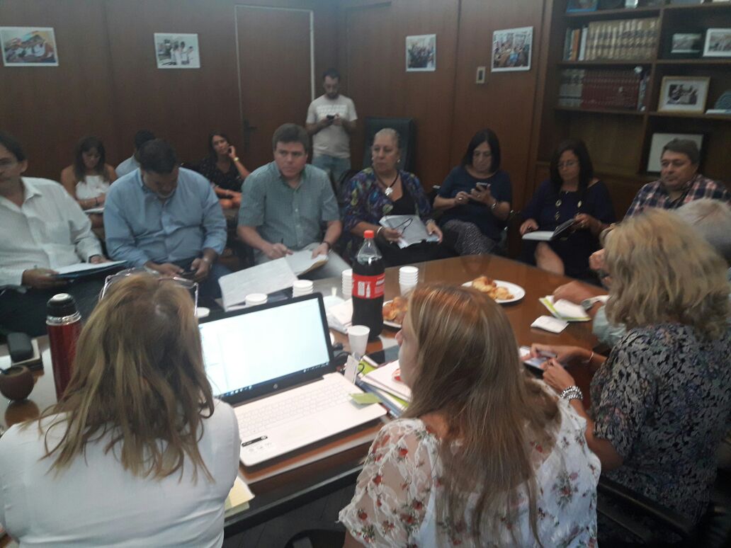 EL GOBIERNO SE COMPROMETIÓ A REVISAR LOS CIERRES DE CURSOS Y ESCUELAS