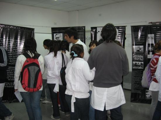EN ABRIL, LAS ESCUELAS DE MORENO RECIBIERON A LA MUESTRA ITINERANTE POR LA MEMORIA