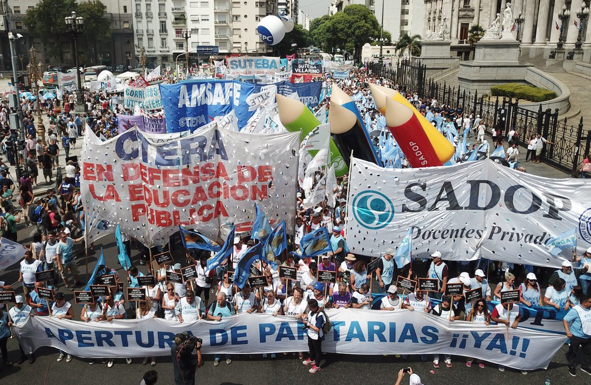 MÁS DE 60.000 GUARDAPOLVOS MOVILIZADOS PARA EXIGIR PARITARIA NACIONAL DOCENTE