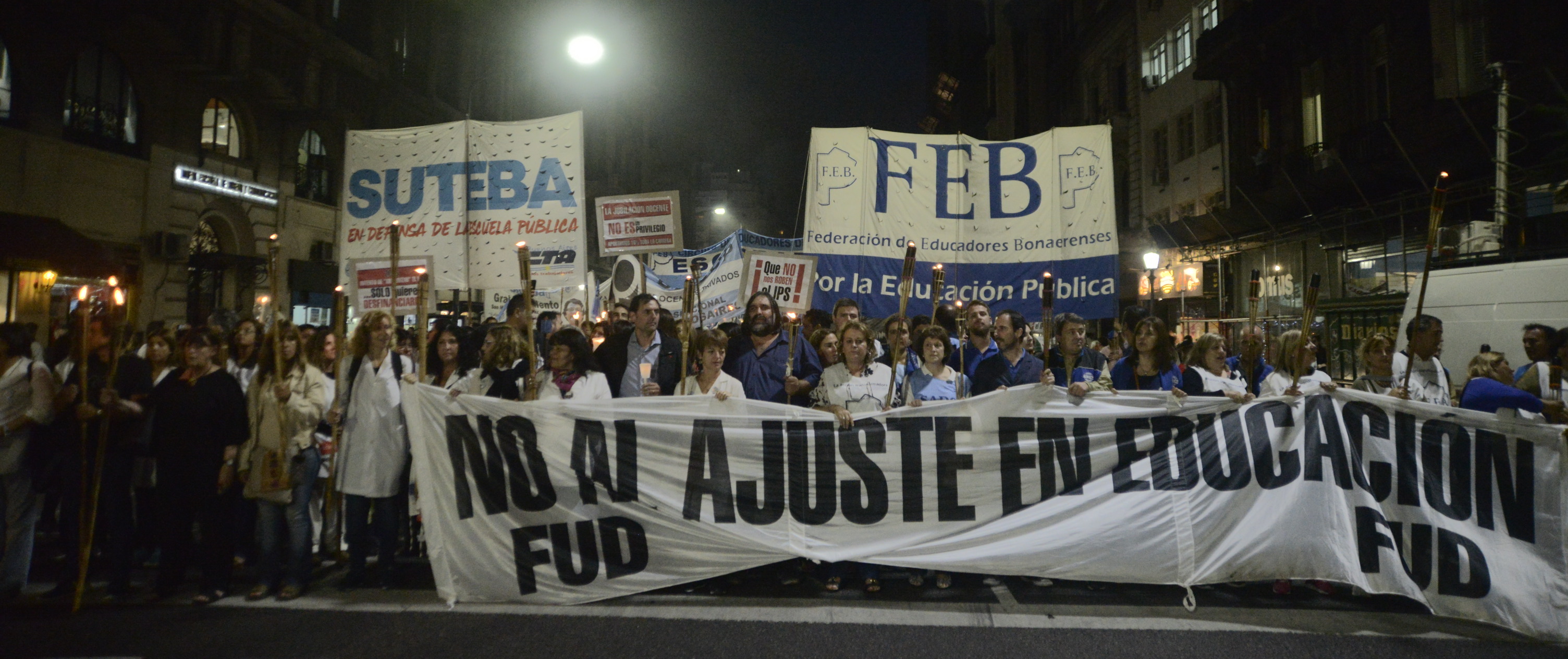 MILES DE ANTORCHAS ILUMINARON LA LUCHA DOCENTE