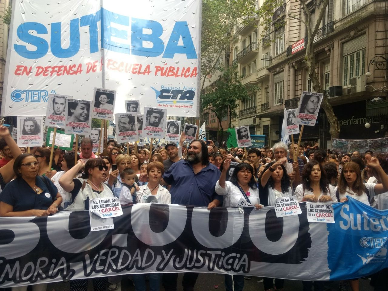 PAÑUELOS CONTRA EL AJUSTE, LA REPRESIÓN Y LA IMPUNIDAD