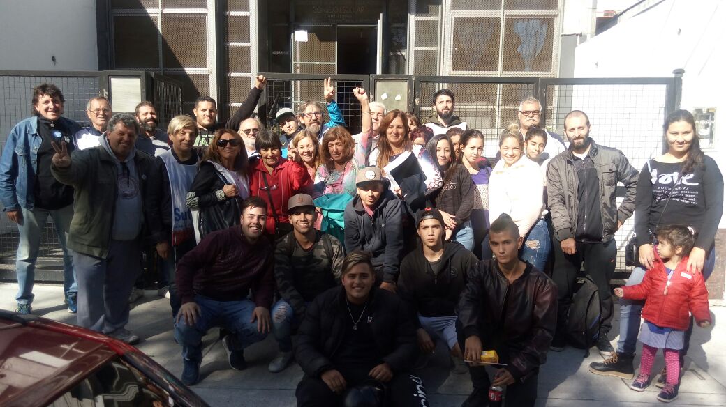 SUTEBA EN LA JEFATURA DISTRITAL : EN DEFENSA DE LA EDUCACIÓN DE JÓVENES Y ADULTOS