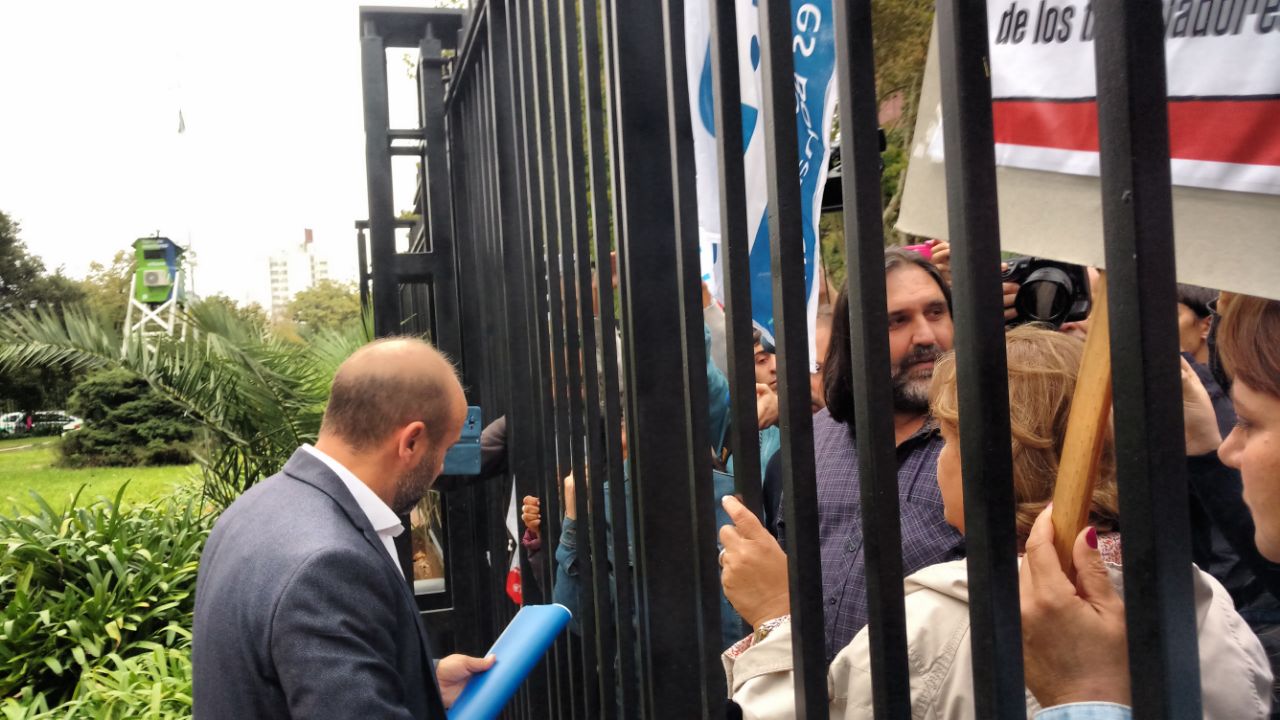 REJA MEDIANTE Y TRAS UNA LARGA ESPERA BAJO LA LLUVIA, EL GOBIERNO RECIBIÓ LA CARTA DEL FUDB CON PEDIDO DE AUDIENCIA CON VIDAL