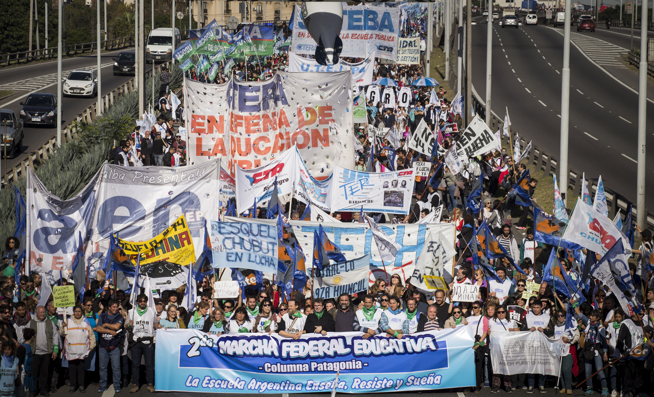 LXS DOCENTES COLMARON LA PATRIA DE DIGNIDAD CON EL GUARDAPOLVO EN ALTO