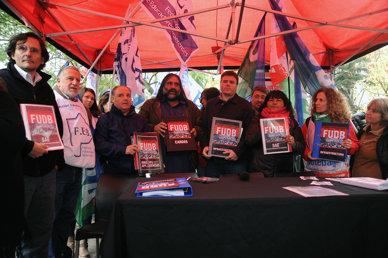 LA DGCYE CIERRA SUS REJAS AL FRENTE DE UNIDAD