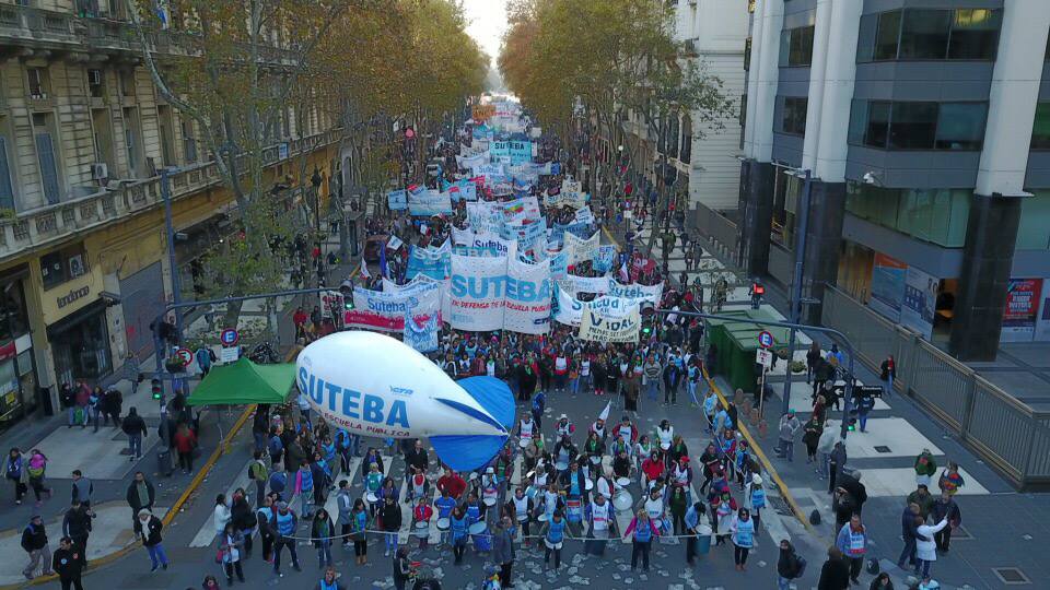 LA PATRIA ESTÁ DE PIE