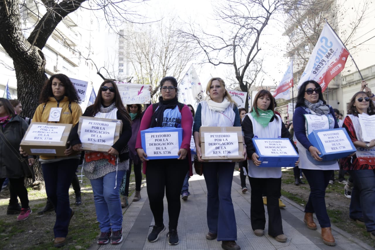 15.000 DOCENTES MOVILIZADOS, 65.000 FIRMAS, NINGÚN FUNCIONARIO PRESENTE