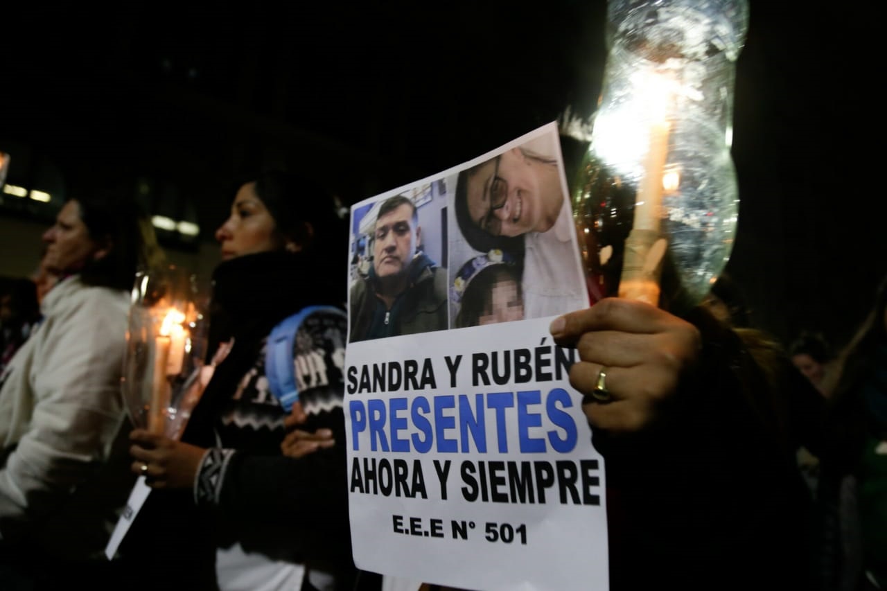 MARCHA, SILENCIO Y DOLOR FRENTE A LA CASA DE LA PROVINCIA: ¡SANDRA Y RUBÉN PRESENTES!