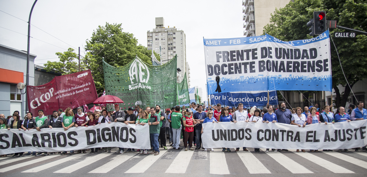 CONTUNDENTE PARO Y MULTITUDINARIA MARCHA DE DOCENTES Y ESTATALES
