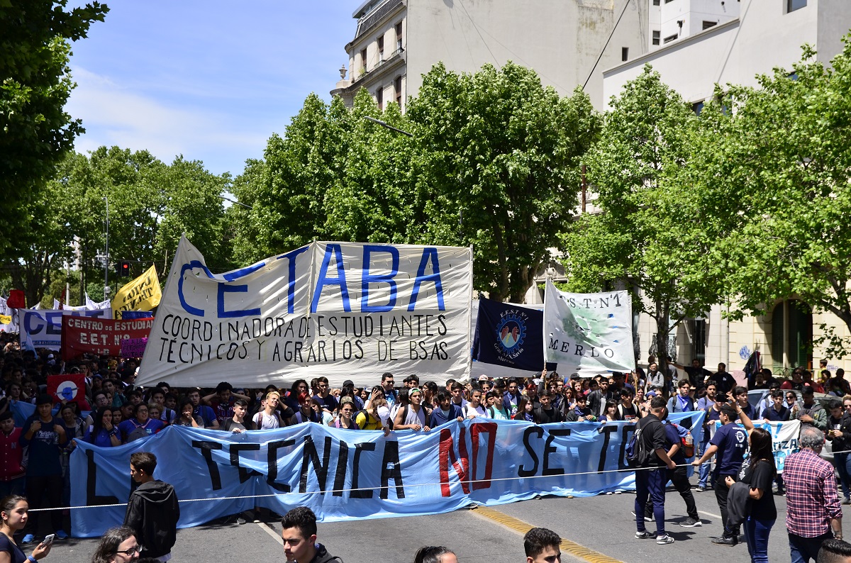 ¡EN DEFENSA DE LA ESCUELA TÉCNICA!: MULTITUDINARIA MOVILIZACIÓN JUNTO A LXS ESTUDIANTES