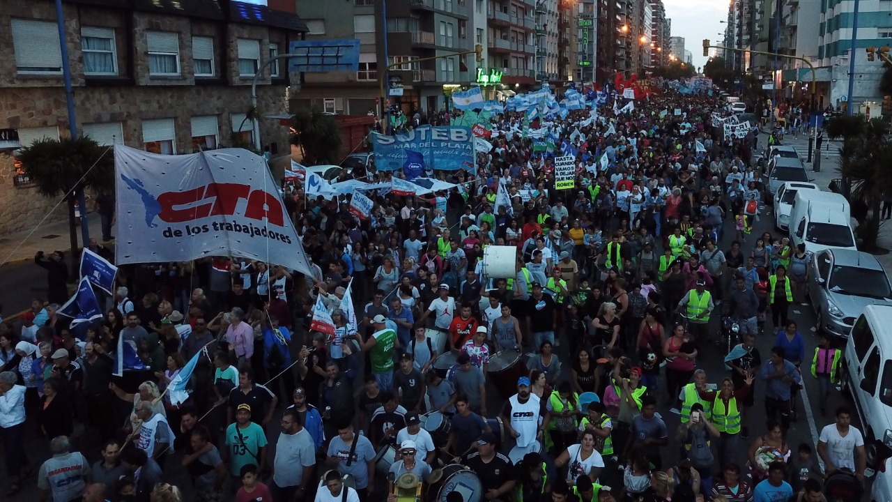 MAR DEL PLATA: MULTITUDINARIA MARCHA CONTRA LOS TARIFAZOS, EN UNIDAD