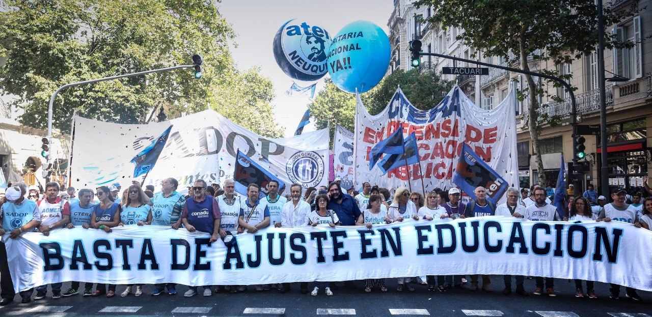 LOS GUARDAPOLVOS COLMARON AVENIDA DE MAYO POR PARITARIA NACIONAL, ESCUELAS SEGURAS Y SALARIOS DIGNOS