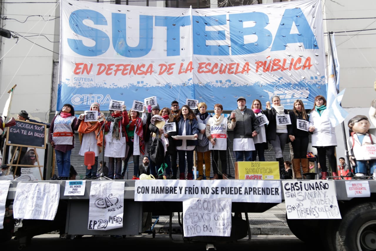 CLASE PÚBLICA FRENTE A LA CASA DE LA PROVINCIA: ¡BASTA DE AJUSTE Y DESIDIA!
