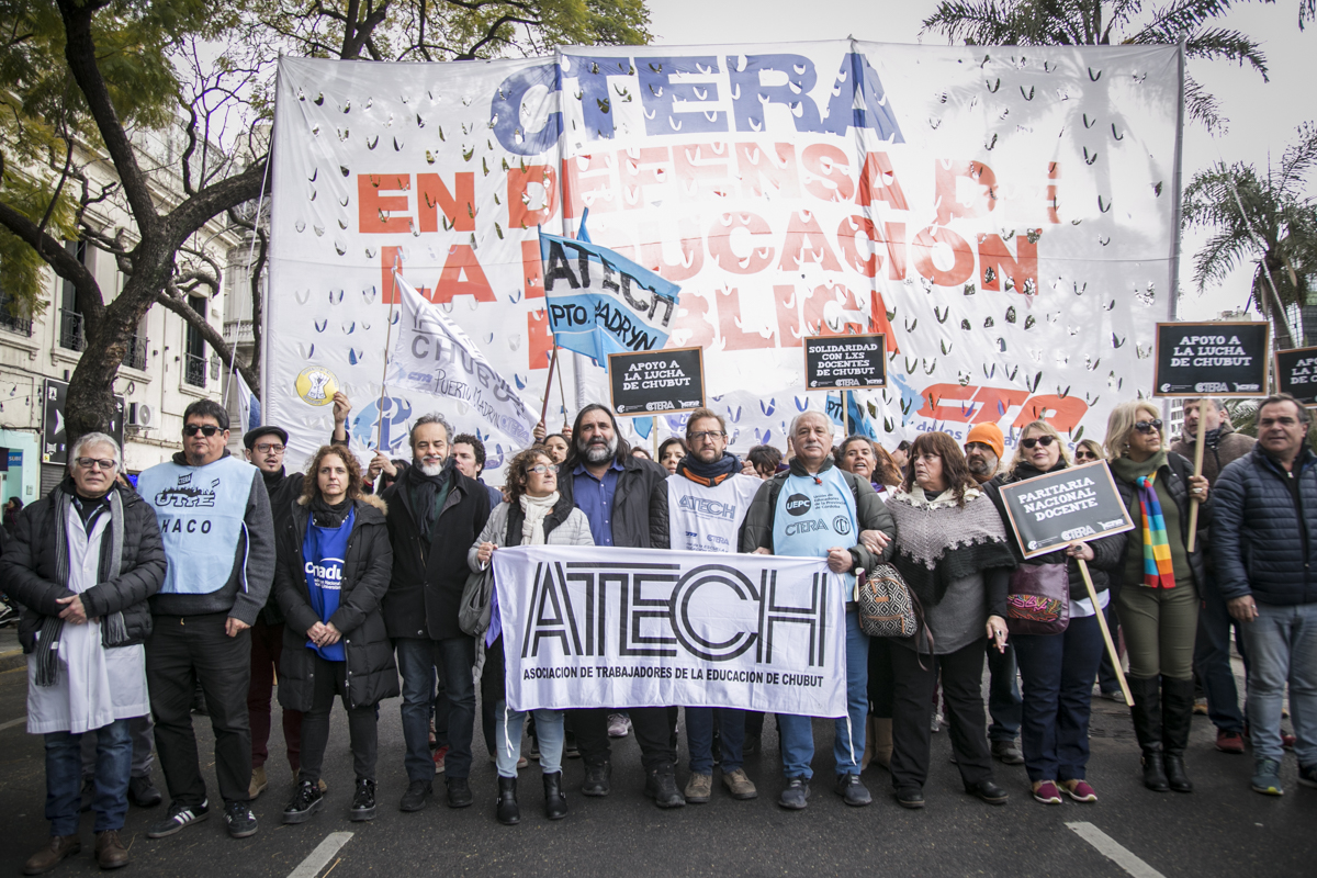 MILES DE GUARDAPOLVOS BLANCOS MARCHAMOS EN APOYO A LXS TRABAJADORXS DE CHUBUT Y POR PARITARIA NACIONAL