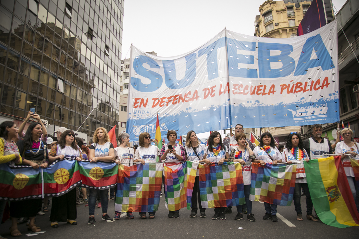 SUTEBA PRESENTE EN LA MASIVA MOVILIZACIÓN EN APOYO AL PUEBLO BOLIVIANO Y A EVO MORALES: ¡NUNCA MÁS GOLPES DE ESTADO!