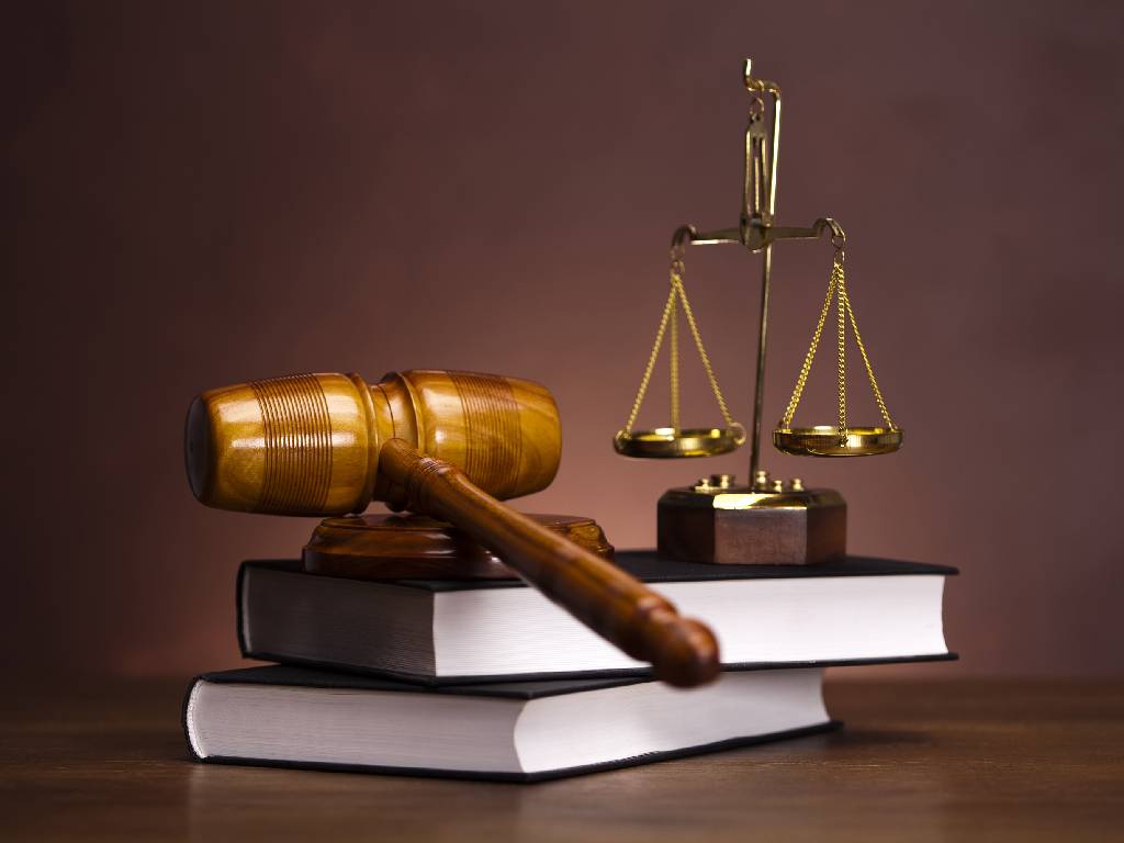 <p>Leyes y normativas</p>
