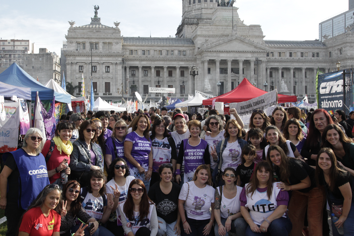 3J – NI UNA MENOS: ¡VIVES, LIBRES, DESENDEUDADES Y EN LAS CALLES NOS QUEREMOS!